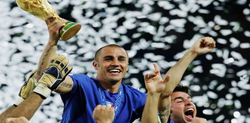 Fußball, Geschichte: Der italienische Fußball muss sich neu erfinden – Zu Recht stellt der ehemalige Weltmeister-Spieler Fabio Cannavaro fest, „Präsident Tavecchio ist weg, aber wie geht es weiter?“ Die Azzurri müssen einen eigenen Weg aus der Misere finden…