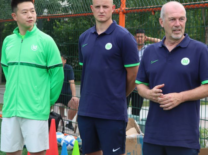 Runde Grüße aus China, Yantai und Ningbo – Rainer Kraft, Uefa-Pro-Fußballlehrer ist wieder einmal im Auftrag des VfL Wolfsburg auf Nachwuchsfortbildungs-Mission…