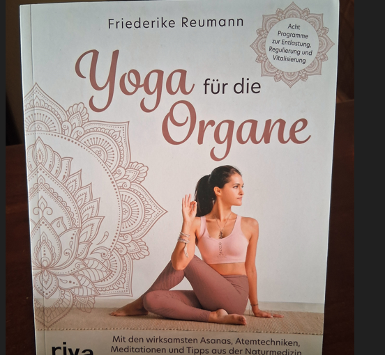 Buchtipp und Rezension: Weihnachten und der Jahreswechsel stehn vor der Tür. Diese besinnliche Zeit wird oft auch für das Formulieren neuer Ziele und Vorsätze genutzt. Manchmal übermimmt man sich vielleicht auch. Jedenfalls hat Friederike Reumann ein tolles Buch herausgebracht, mit Acht Programmen zur Regulierung und Vitalisierung des Körpers: „Yoga für die Organe“ – heißt ihr neues Werk.
