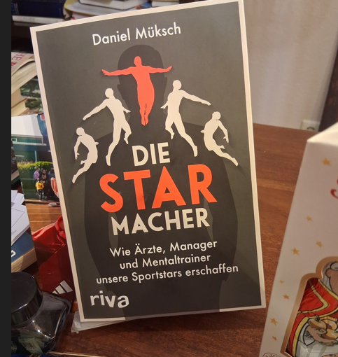 Buch-Tipps und Rezensionen: Diesmal, aus dem riva-Verlag eine tolle Geschenkidee (nicht nur) zu Weihnachten. Ein interessantes Buch hat der Autor Daniel Müksch vorgelegt. Der Titel? „Die Star-Macher – Wie Ärzte, Manager und Mentaltrainer unsere Sportstars erschaffen!“