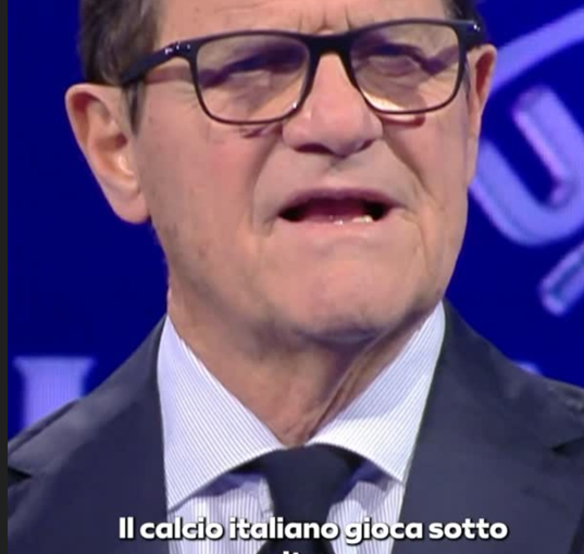 Fließende Grenzen – Akteure & Scouting: Die Trainerlegende und der mehrfache Meister und Champions-League-Sieger, Fabio Capello, kritisiert den Spielrhythmus und die Grundidee des italienischen Fußballs auf SkySport Italia. Wir antworten nur kurz… auf Italienisch und Deutsch!