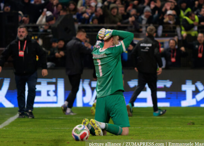 Reportage – Fußball-WM 2026: ohne Squadra Azzurra! Zenica: Italiens dritter Sturz ins Nichts. Diesmal scheitert Italien an Bosnien. Schon zum dritten Mal berichten wir hier auf dem Blog, über das Aus der Italiener… Die Probleme liegen viel tiefer, als gedacht!