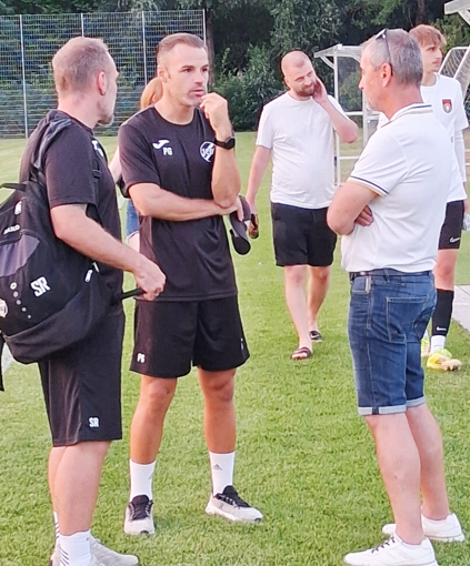 Porträts & Biographien: Ein bisschen „Real“ in Pforzheim – und ganz viel Bodenhaftung. Beim Testspiel in Waiblingen, siegt der Drittligist SG Sonnenhof-Großaspach 2:0 über den Oberligisten CfR Pforzheim. Das Team von Pablo Gil, erst vor einer Woche in die Saison gestartet, hielt gegen die Profis sehr gut mit.