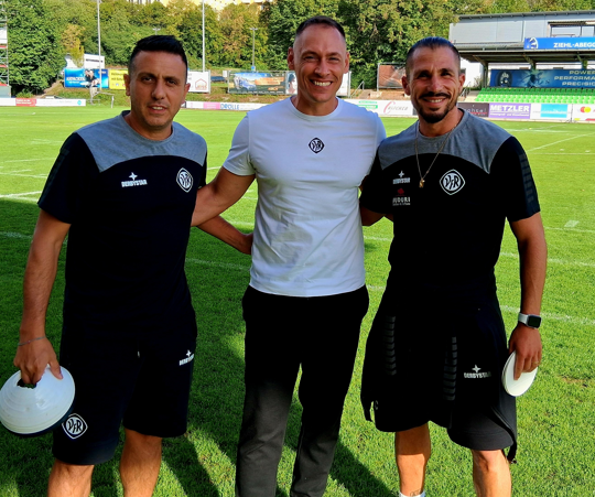 Fußball, regional, und aktuell – Der WFV-Pokal, und das Beinah-Wunder von Schwäbisch Hall! Aber eben nur beinah‘ – der VfR Aalen mit seinem italienischen Trainer-Trio, denkt und plant den Fußball neu. Die Regionalliga ist kein Selbstläufer. Jedes Spiel wird ernst genommen, auch gegen den Verbandsligisten Sportfreunde Hall. VfR-Coach Beni Molinari motiviert und erdet sein Team zugleich…